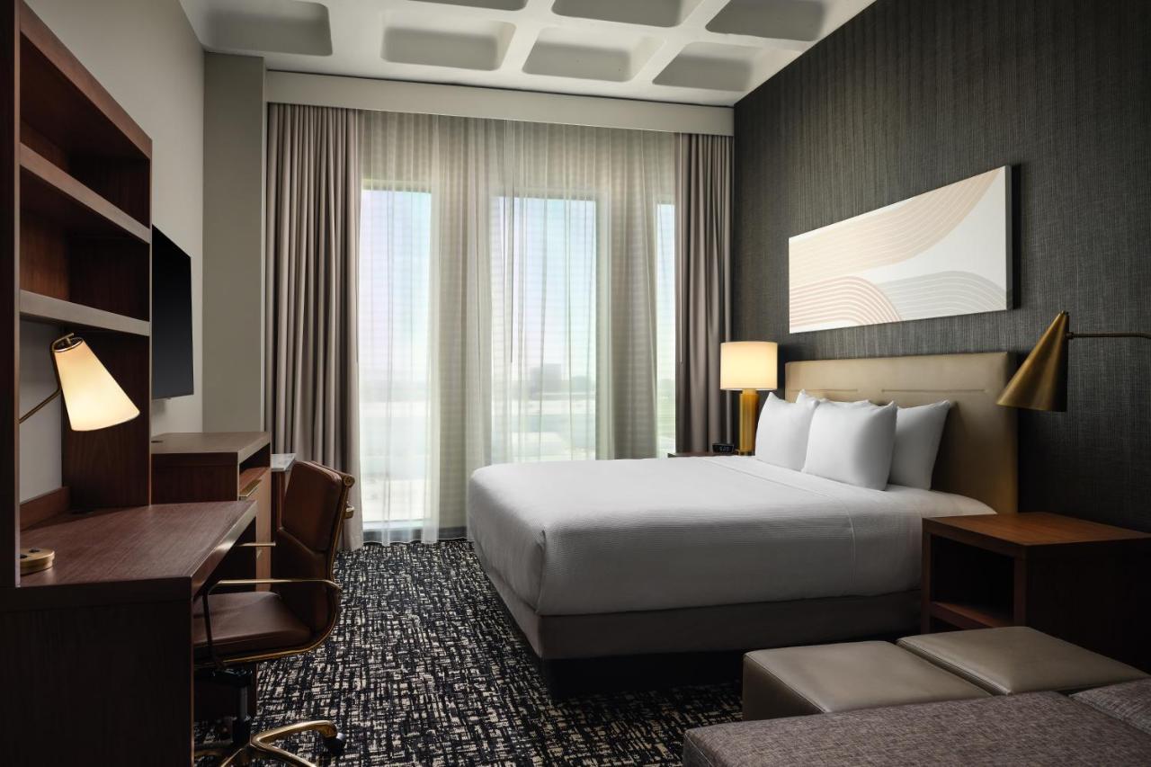 Accessible Den Guestroom or Tub | King Bed
