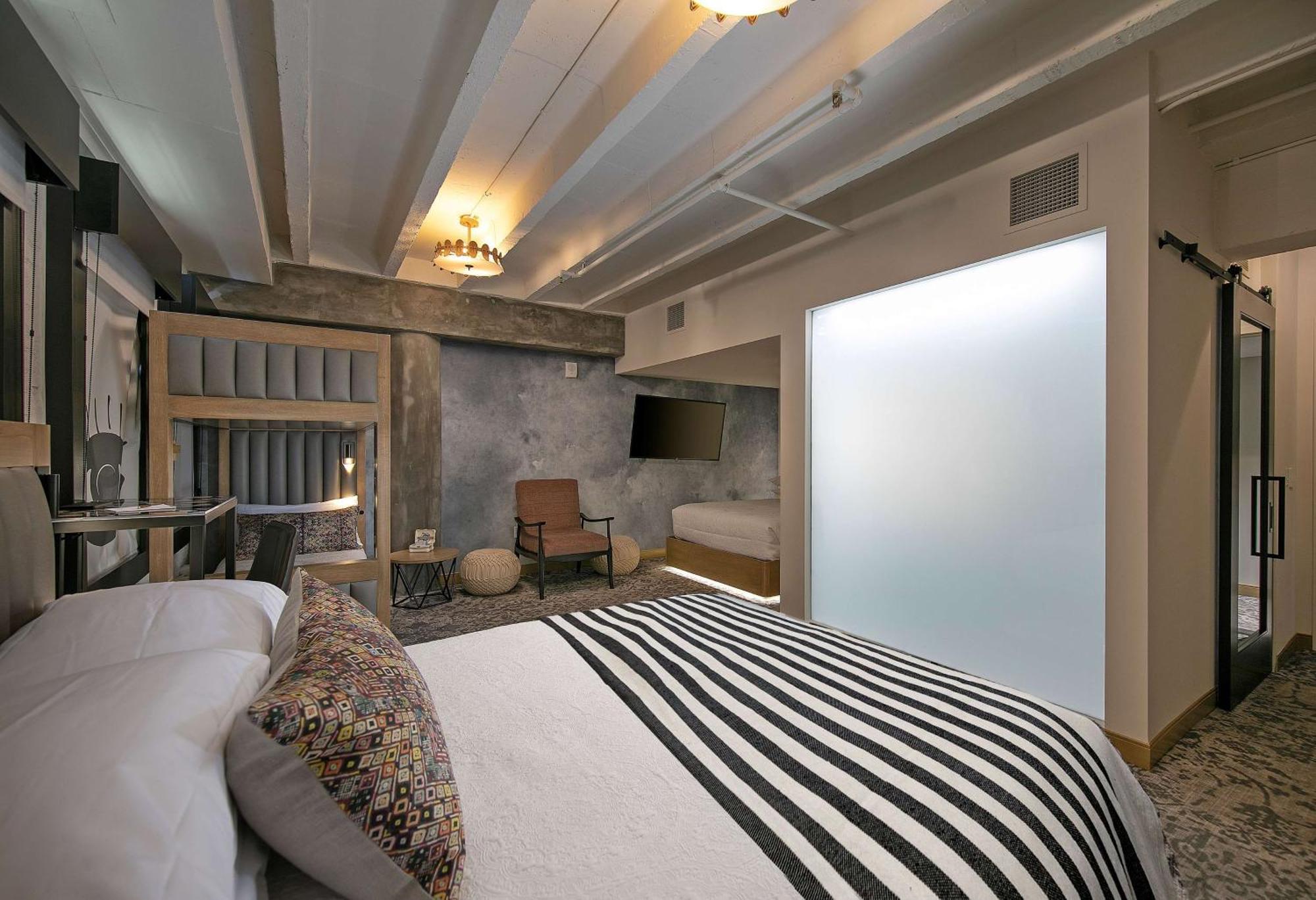Studio Two Queen Two Bunk Beds