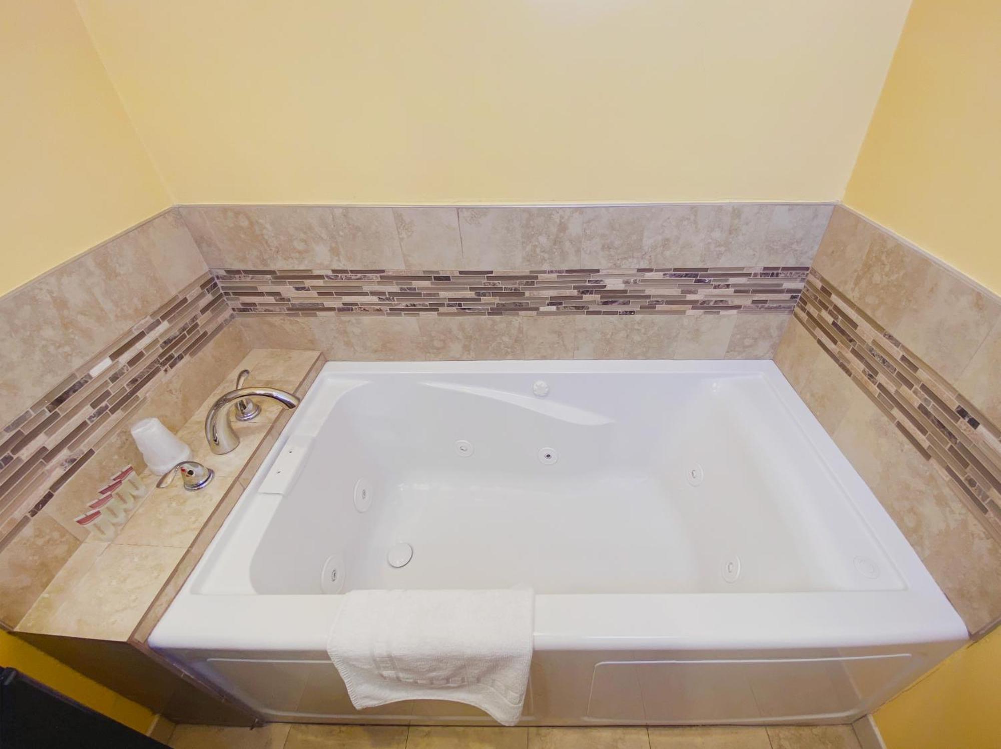 Deluxe Suite Spa Bath