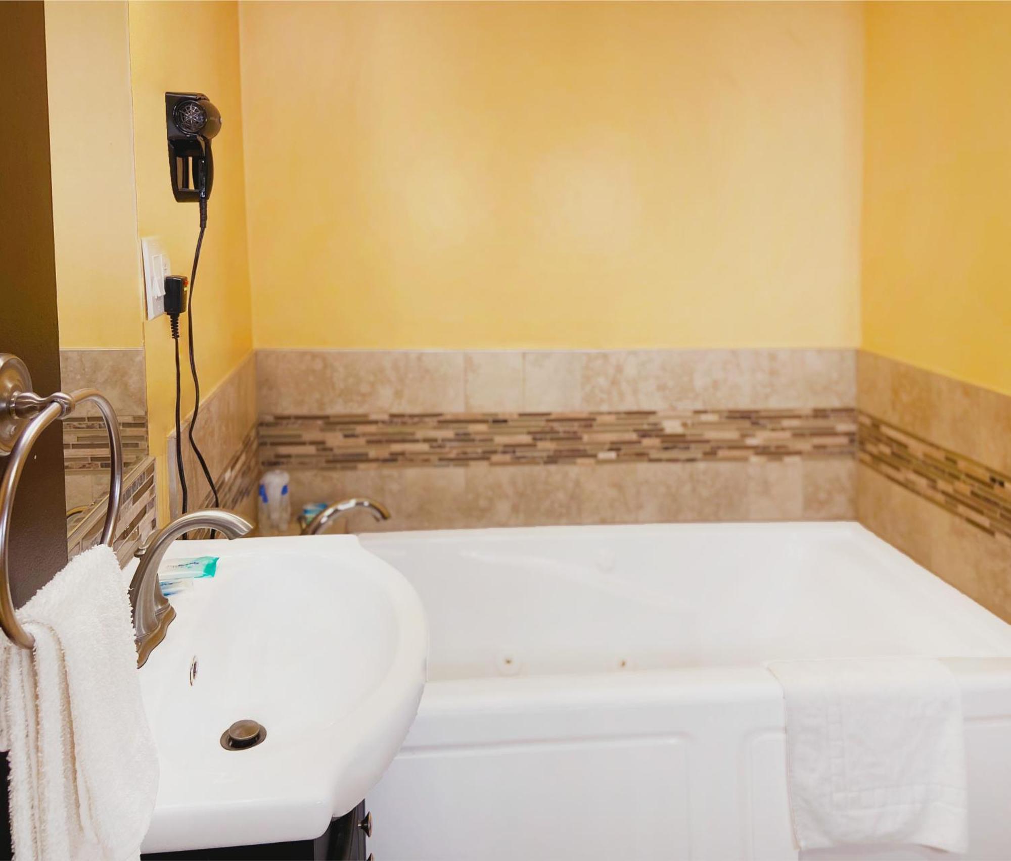 Deluxe Suite Spa Bath
