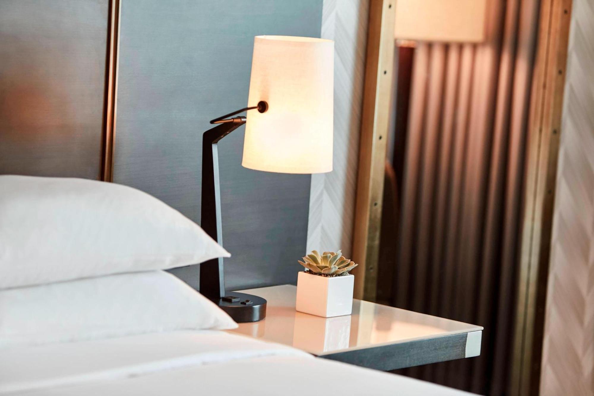 Club Level Club lounge access Guest room 1 King