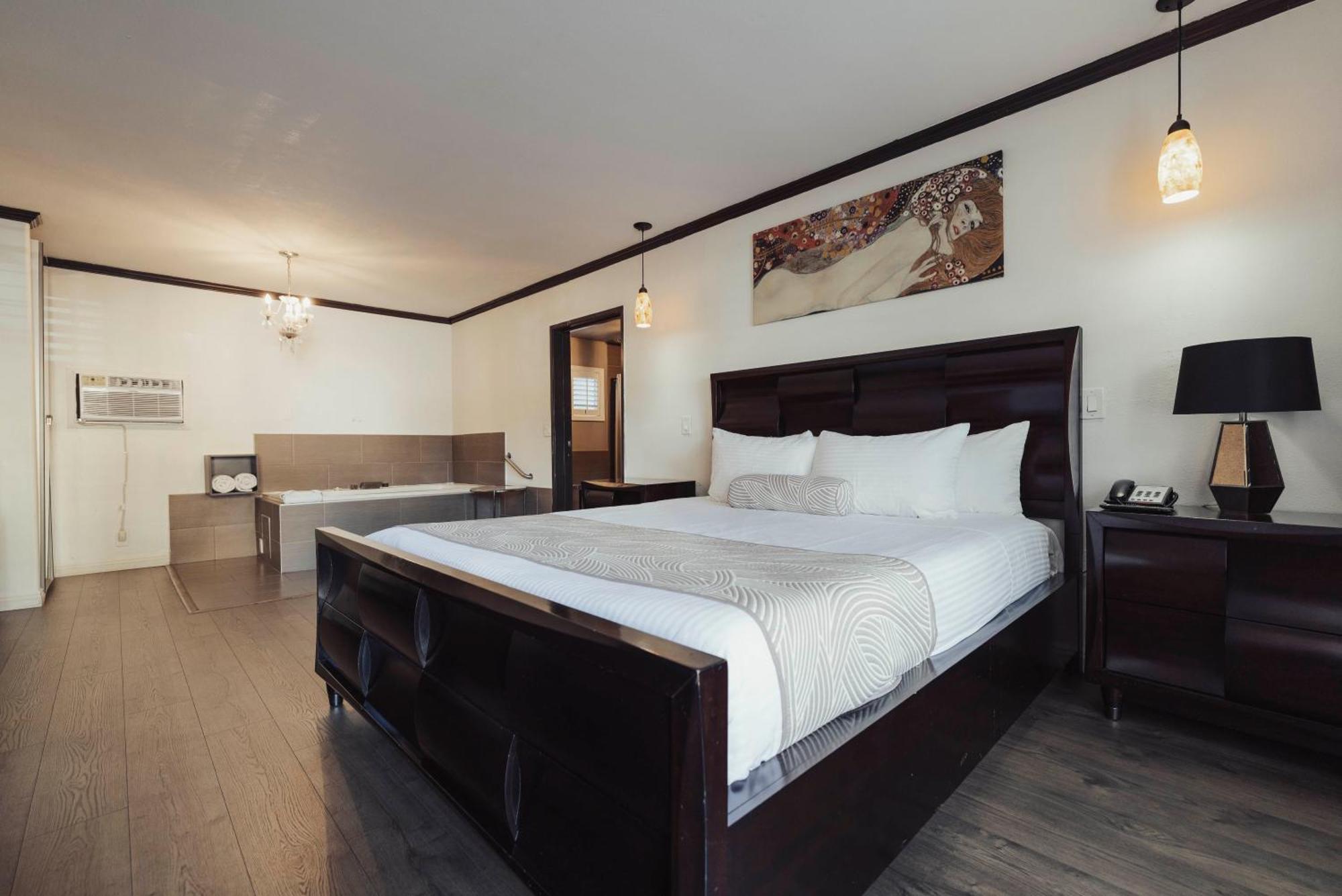 Jacuzzi Suite - 1 King Bed