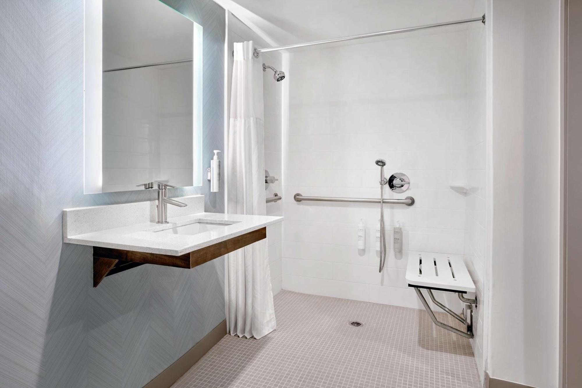 King Room with Roll-in Shower - Mobility Access/High Floor
