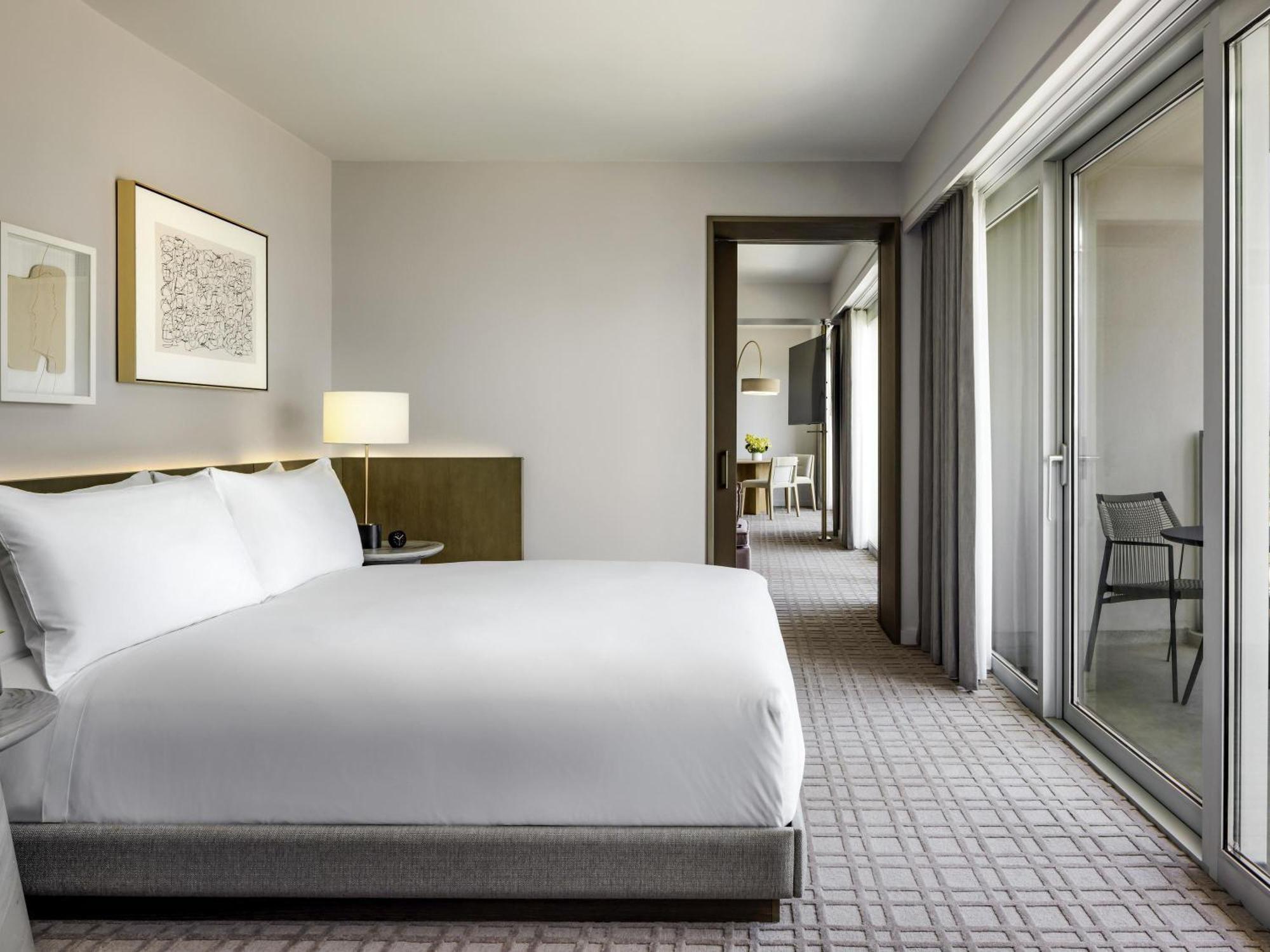 Fairmont Gold Signature One Bedroom Corner Suite Lounge Access Mobility Access