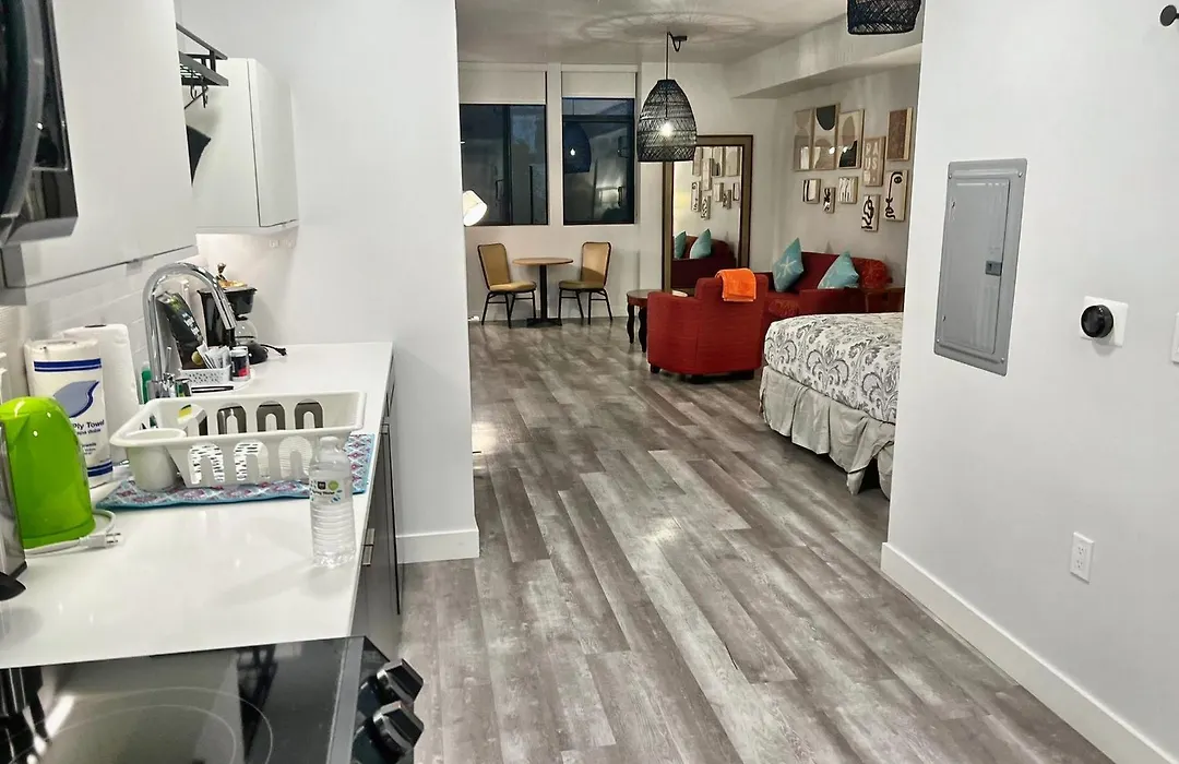 Hollywood Boutique Residences With Free Parking-1