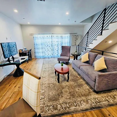 Hollywood Boutique Residences With Free Parking-3