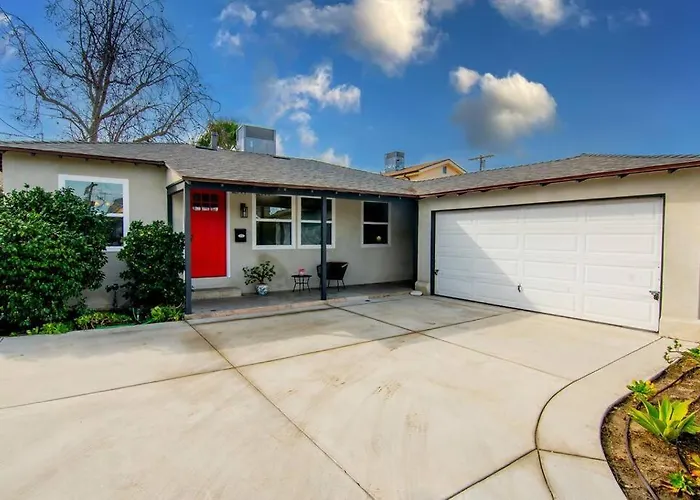 Beautiful 3 Bed 1 Bath Designer Home + Hot Tub Los Angeles